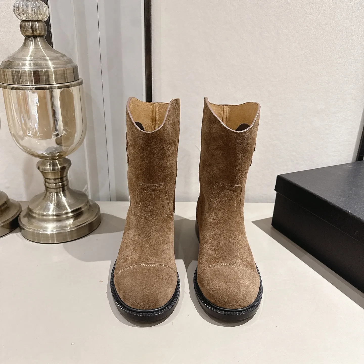 👟👟Ex-factory price 540👟👟 (Top version) CHANEL Chanel* Xiaoxiang new autumn and winter letter knight boots. This knight boot is really a representative of handsome fashion. The boots are decorated with Chanel letters, low-key yet luxurious! Simple, fashionable, individual and grand! The natural and smooth beauty has a beauty that is stunning in time. You should also show off your long legs in winter ~ Upper: imported calfskin Lining: water-dyed cowhide lining Heel height: about 3cm Size: 35-39 (40, 41 customization is not returnable)